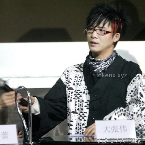 **大张伟演唱会工作人员摔下舞台事件多维度对比分析**